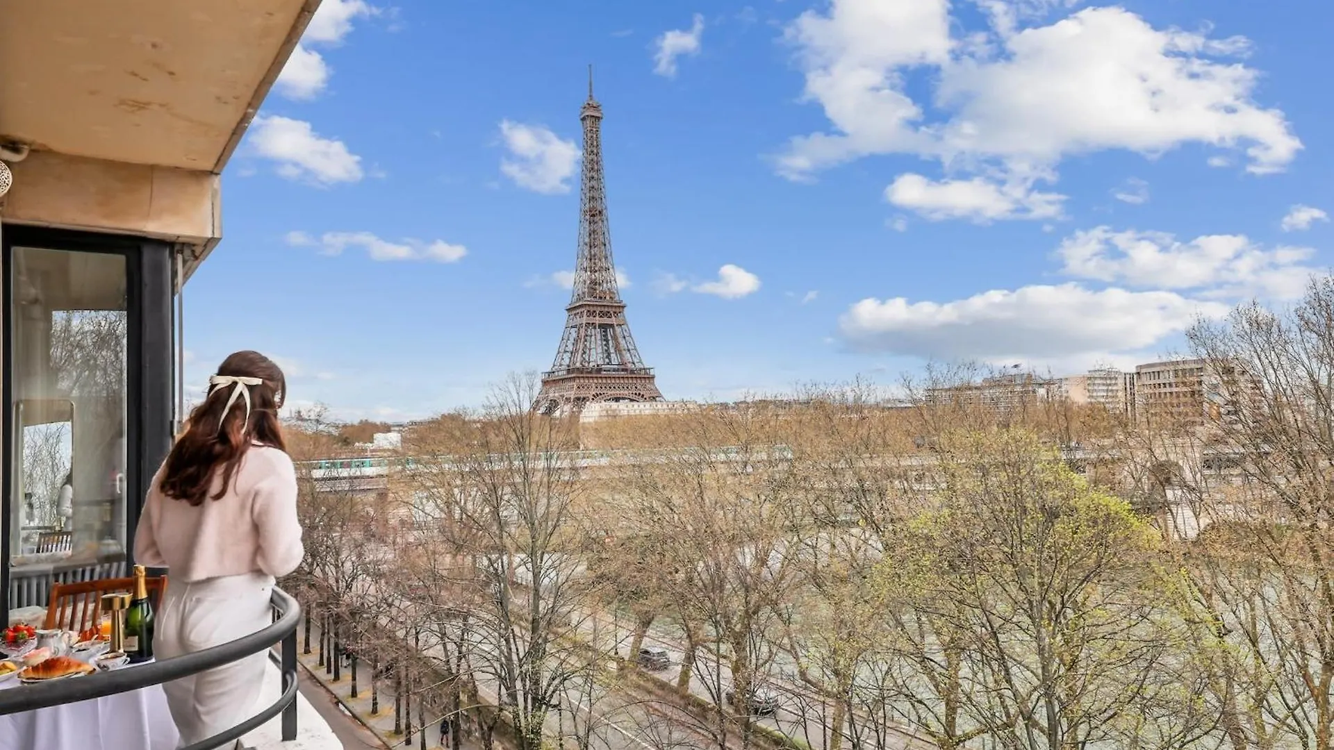 The Eiffel Tower And Seine Views With Balcony - Cityapartmentstay Paris