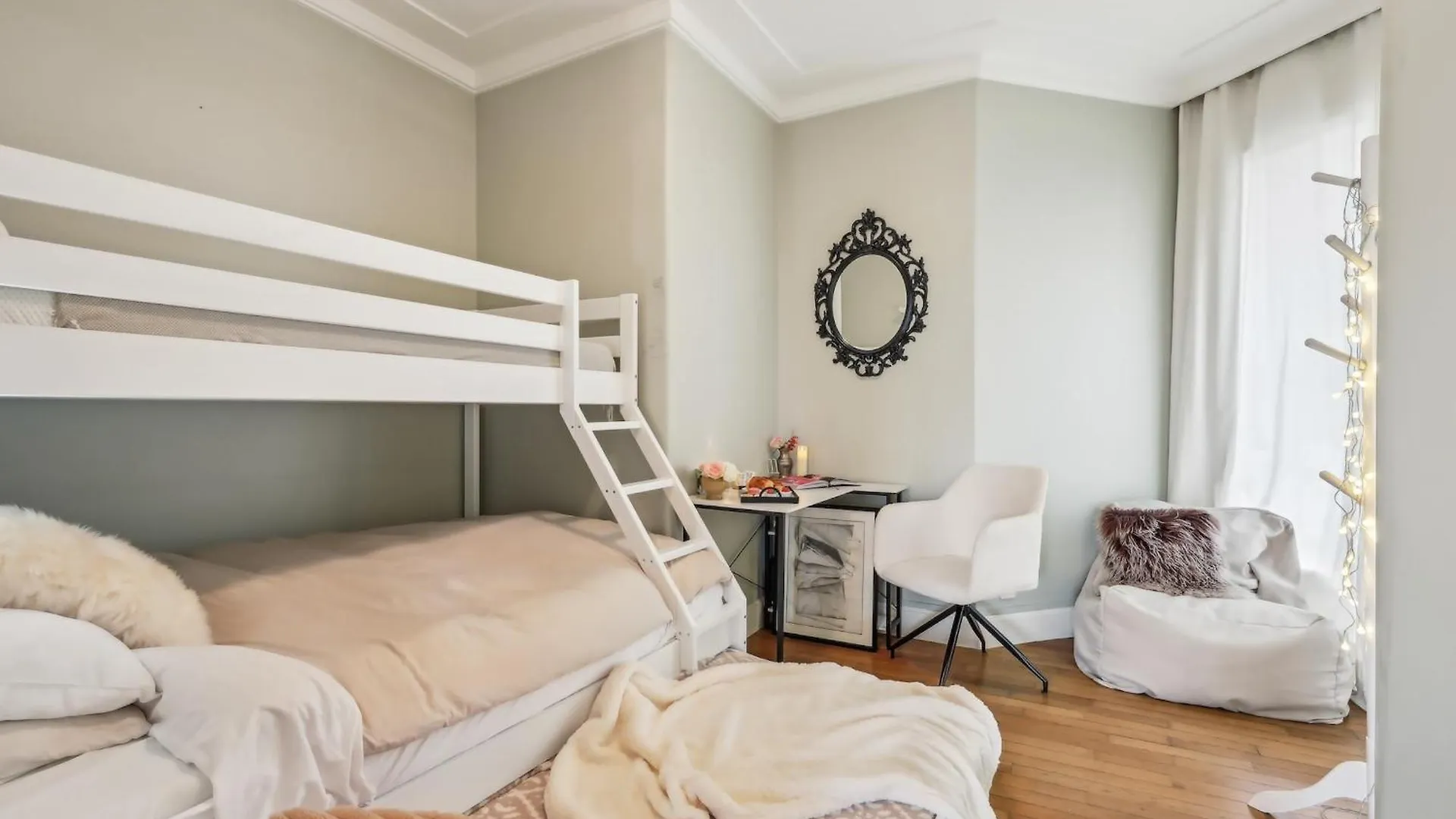 The Eiffel Tower And Seine Views With Balcony - Cityapartmentstay Paris France