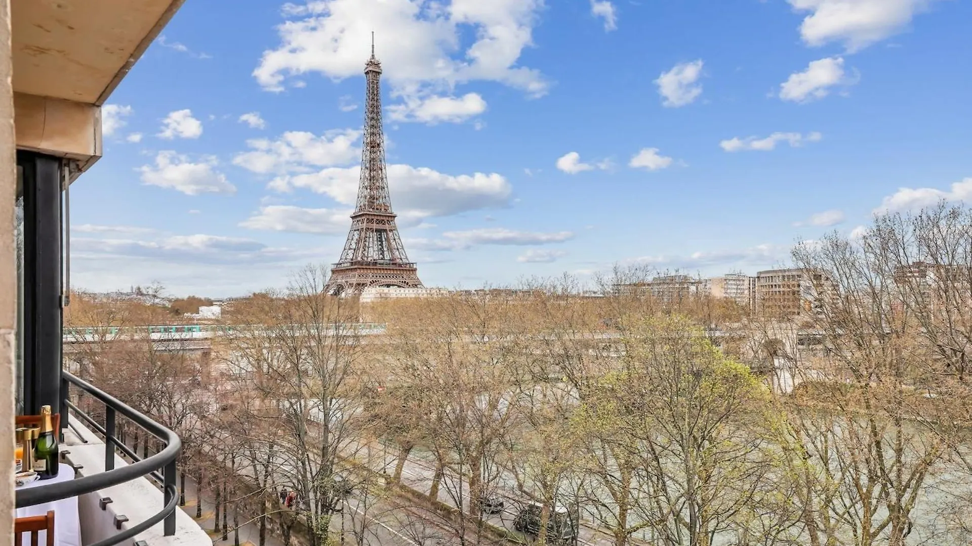 The Eiffel Tower And Seine Views With Balcony - Cityapartmentstay Paris Apartment
